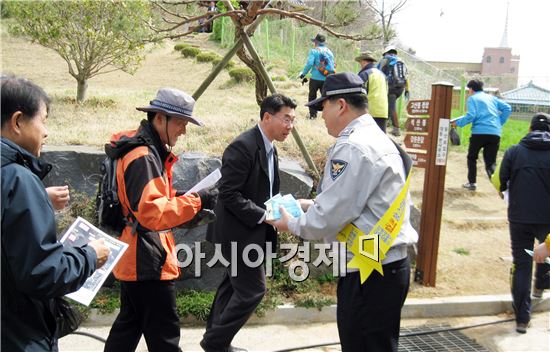 함평경찰, 등산객 상대 4대 사회악  등 홍보