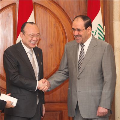 지난해 7월 이라크 현지에서 김승연 회장(왼쪽)과 누리 알 말리키 이라크 총리(오른쪽)가 비스마야 신도시 계약을 체결한 후 악수하고 있다.