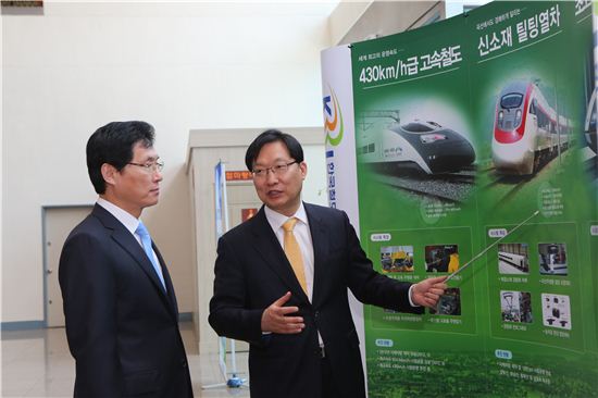홍순만 한국철도기술연구원장(오른쪽)과 이환주 남원시장(왼쪽)이 대화를 나누고 있다.