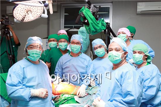 윤택림(맨 왼쪽) 관절센터장이 인도네시아 정형외과 의사들을 대상으로 고관절수술법을 시연하고 있다.