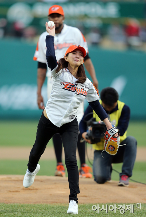 [포토] 시구하는 이태임 '한화의 승리를 위해'