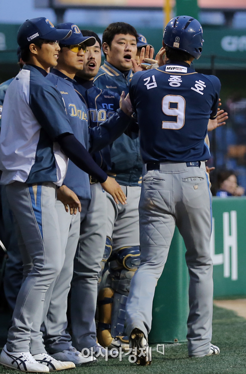 [포토] 김종호 홈인 '이기는거야'