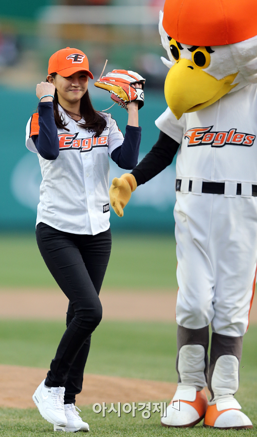 [포토] 이태임 '한화 홈경기 시구 후 깜찍한 애교 화이팅'