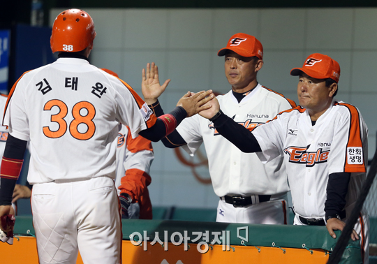 [포토] 김성한 코치 '차근차근 쫓아가자'