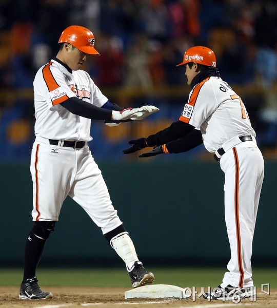 [포토] 적시타 최진행 '1점차 추격'