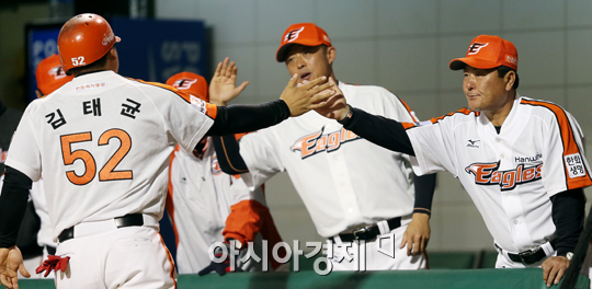 [포토] 홈인하는 김태균