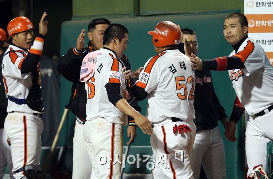 [포토] 1점차로 따라붙는 한화