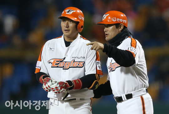 [포토] 이종범 코치 '(정)현석아, 2루 찍고 3루 지나 홈까지 밟는거야'