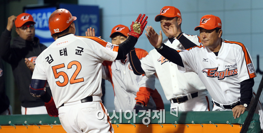 [포토] '믿을건 김태균'