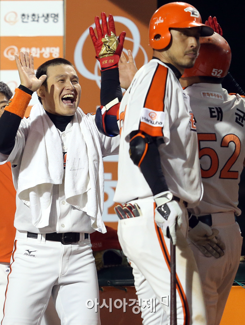 [포토] 김태균 역전 투런홈런에 웃음 되찾은 한화 벤치