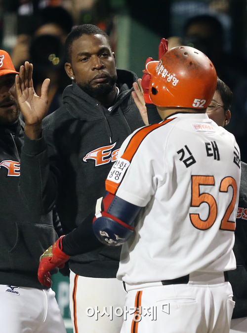 [포토] 바티스타 '김태균, 날 승리투수로 만들어줘'