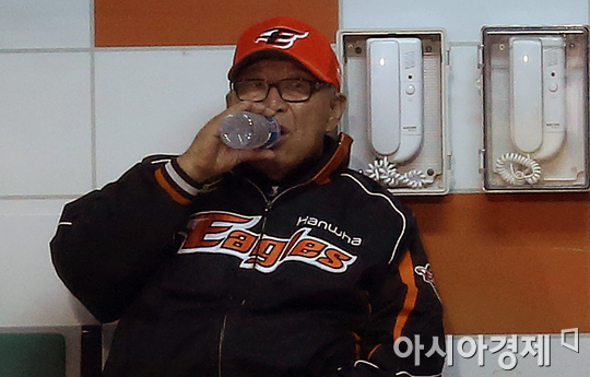 [포토] 목 타는 김응용 감독