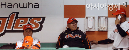 [포토] 투수 교체하는 김응용 감독