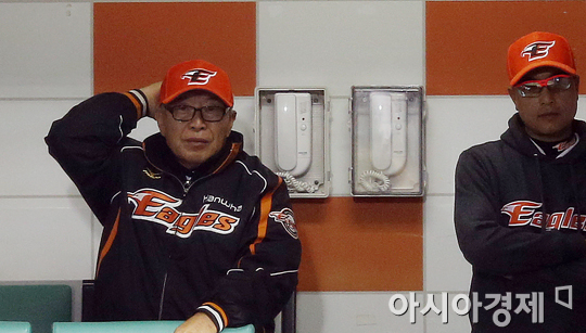 [포토] 경기 지켜보는 김응용 감독