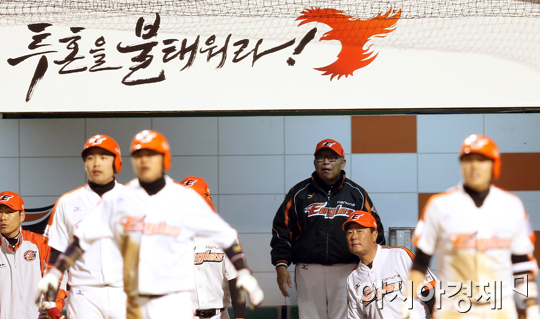 [포토] 김응용 감독 '이대수가 3루까지?'