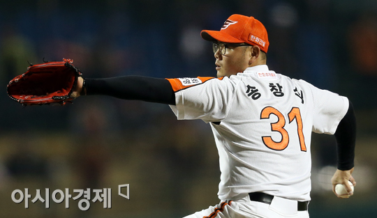 [포토] 역투하는 송창식 '지킨다'