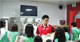 BHC "치킨대학에 봄나들이 가요"