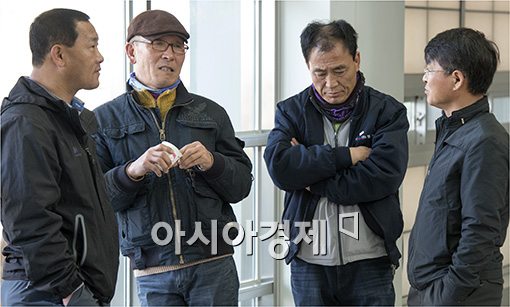 [포토]출경을 기다리는 개성공단 근로자들