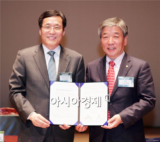 박병종 고흥군수(오른쪽)와 항우연 김승조 원장이 기념촬영을 하고 있다.