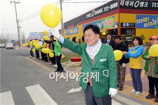 조충훈 순천시장이 노란 풍선을 들고 캠페인을 전개하고있다.