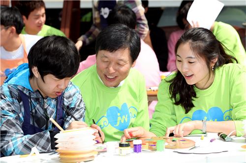 박구서 JW홀딩스 사장(사진 가운데)이 17일 서울 서초구 한우리정보센터에서 열린 '힐링 문화나눔 축제'에 참석해 장애인 학생과 함께 그림을 그리고 있다.

 
