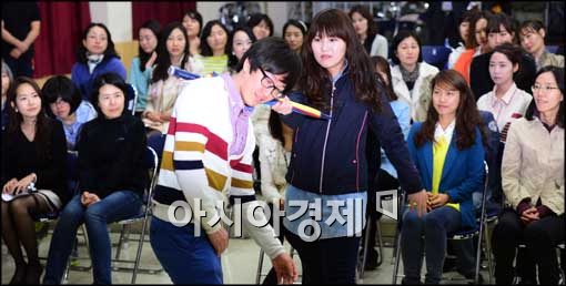 [포토]우산으로 치한 잡아요