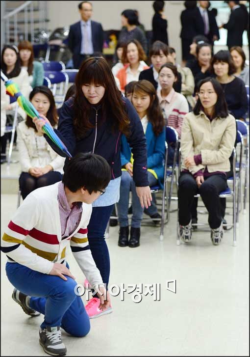 [포토]우산으로 치한을....