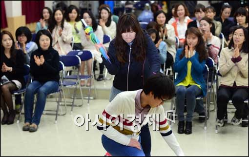 [포토]호신술 배우는 서초구청 여직원들