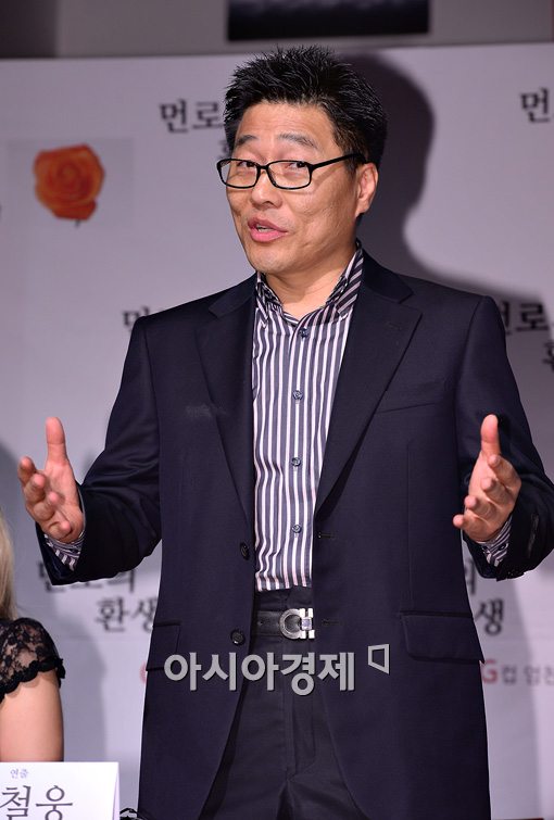 [포토]연극 '먼로의 환생' 소개하는 강철웅 감독