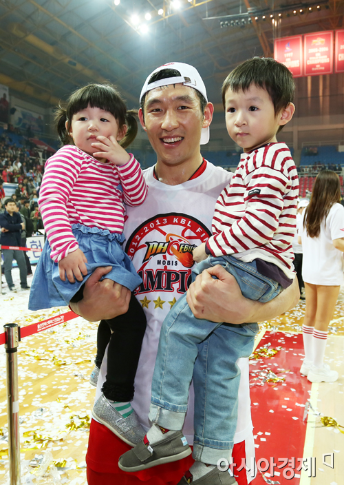 [포토] 양동근 '우승 기쁨은 주니어들과 함께'