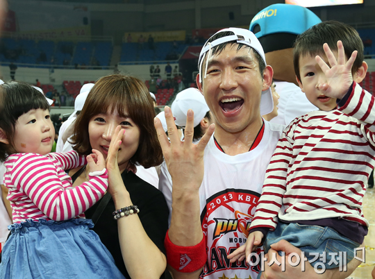 [포토] 양동근 '가족들과 함께 즐기는 우승의 맛'