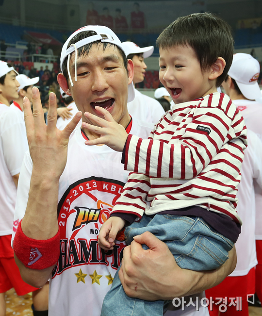 [포토] 양동근 '아들아, 네 번째 우승이야'