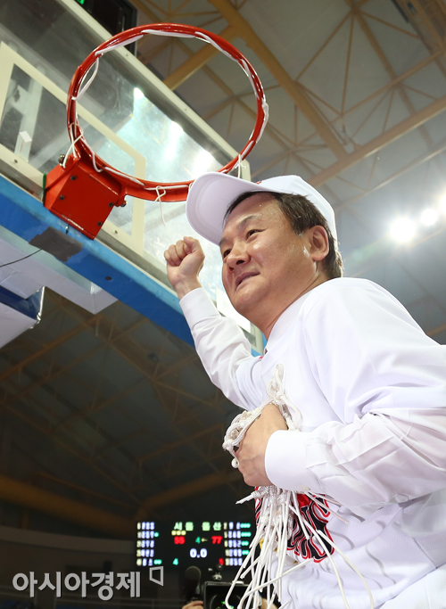 [포토] 유재학 감독 '우승입니다'