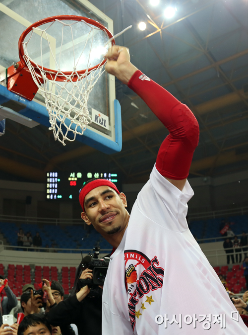 [포토] 우승 기쁨 만끽하는 문태영