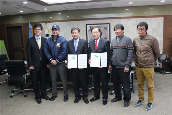 박철순 은평야구교실 감독(왼쪽 두번째)이 김우영 은평구청장(박 감독 바로 오른쪽) 등과 기념 촬영을 했다.