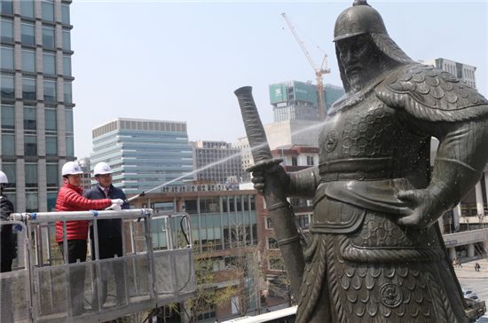 ‘목욕하는’ 광화문 이순신 장군 동상 