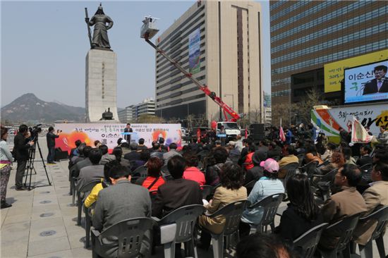 ‘목욕하는’ 광화문 이순신 장군 동상 