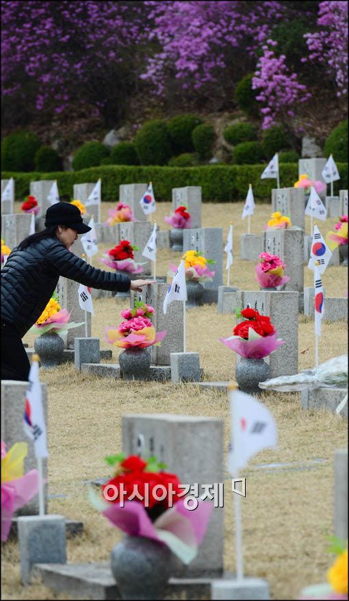 [포토]4.19 묘역 찾은 시민