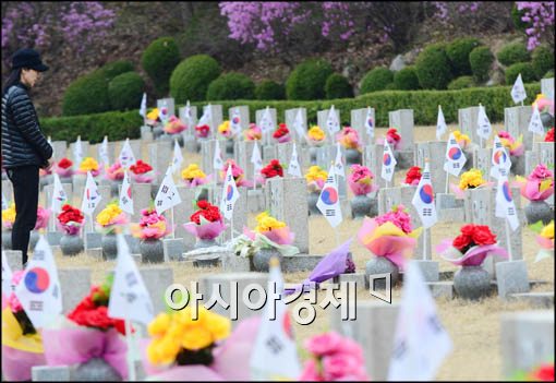 [포토]4.19 묘역 찾은 시민