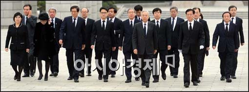 [포토]4.19 묘역 찾은 문용린 교육감