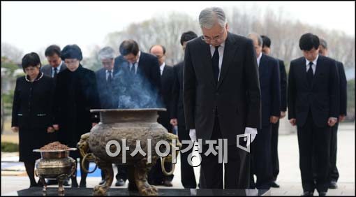 [포토]4.19 묘지 찾은 문용린 교육감 참배