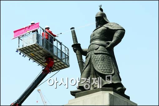 [포토]물 맞는 이순신 장군 동상