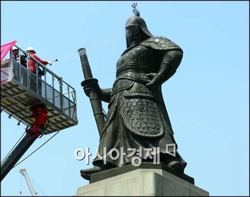 [포토]목욕하는 이순신 장군 동상