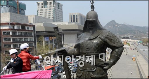 [포토]물세례 받는 이순신 장군 동상