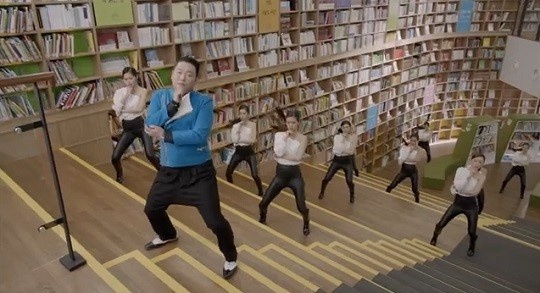 싸이의 신곡 '젠틀맨' 뮤직비디오에 나오는 도서관 군무 장면.(출처 : 유튜브)