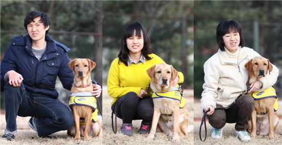 안내견을 기증받는 시각장애인 대학생 3명이 자신의 안내견과 포즈를 취하고 있다. 왼쪽부터 조원석씨와 안내견'평등', 현지수씨와 '처음', 최유민씨와 '포부'.