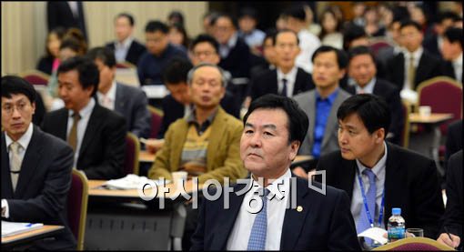 [포토]심포지엄에 참석한 신제윤 금융위원장