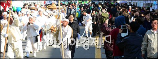 [포토]4.19 혁명 하루 앞두고, 1960년대 거리 재현