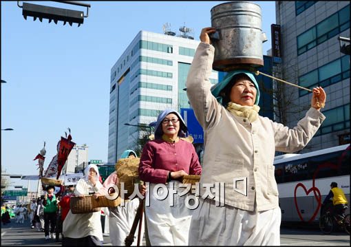 [포토]1960년대 거리 그대로 재현하는 시민들