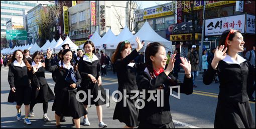 [포토]옛 교복 입은 시민들